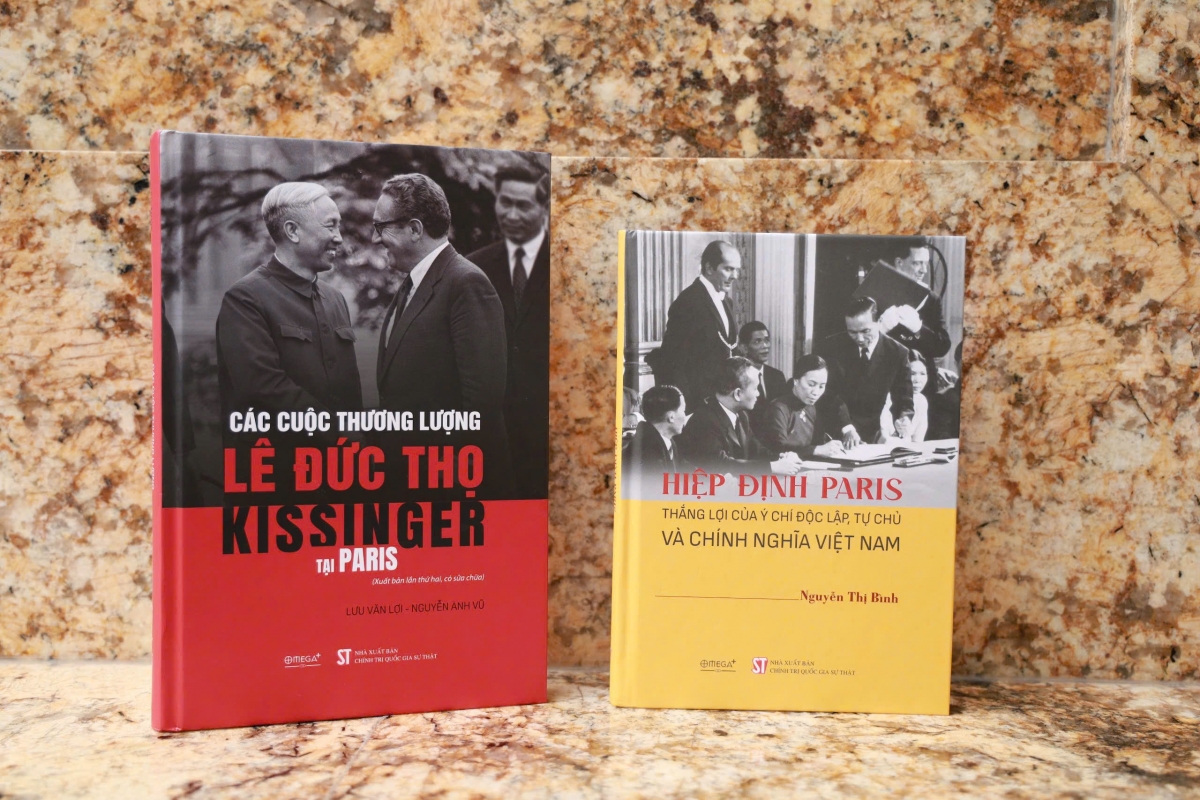 ban linh va tri tue viet nam toa sang tren ban dam phan paris hinh anh 1