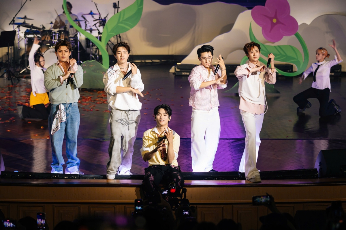 buitruonglinh o lai den nua dem chup anh cung fan sau concert ha noi hinh anh 3