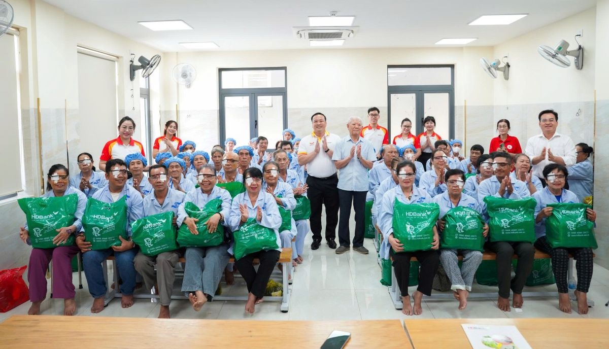 hdbank 20 nam ben bi mang anh sang den benh nhan co hoan canh kho khan hinh anh 2