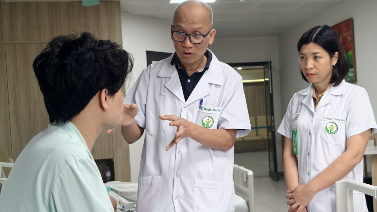 phau thuat rut 2 chiec dua dam xuyen mat nam thanh nien hinh anh 2