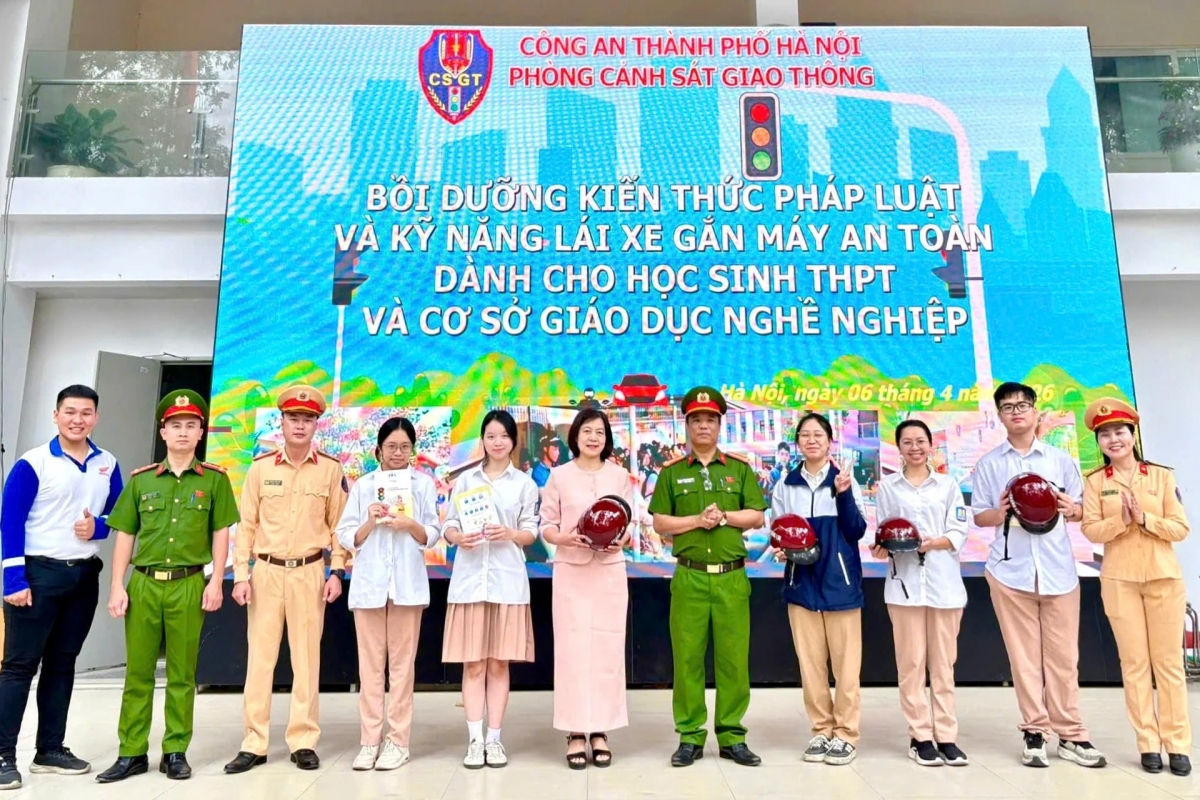 ha noi nhieu tiet hoc dau tuan duoc lua chon la tiet hoc an toan giao thong hinh anh 1