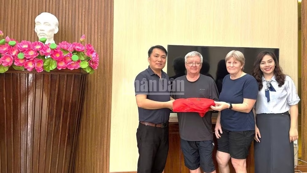 five prehistoric stone axes discovered in en cave in central vietnam picture 2