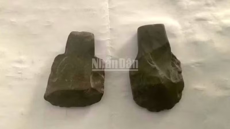 five prehistoric stone axes discovered in en cave in central vietnam picture 1