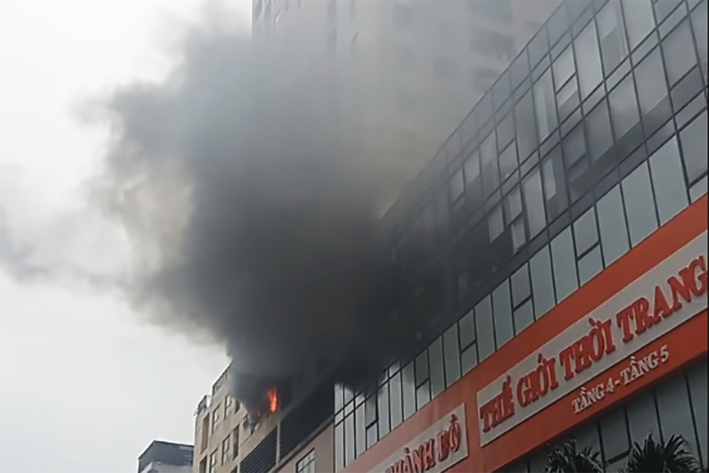 chay chung cu o ha noi, lua boc ngun ngut tai tang 6 hinh anh 1