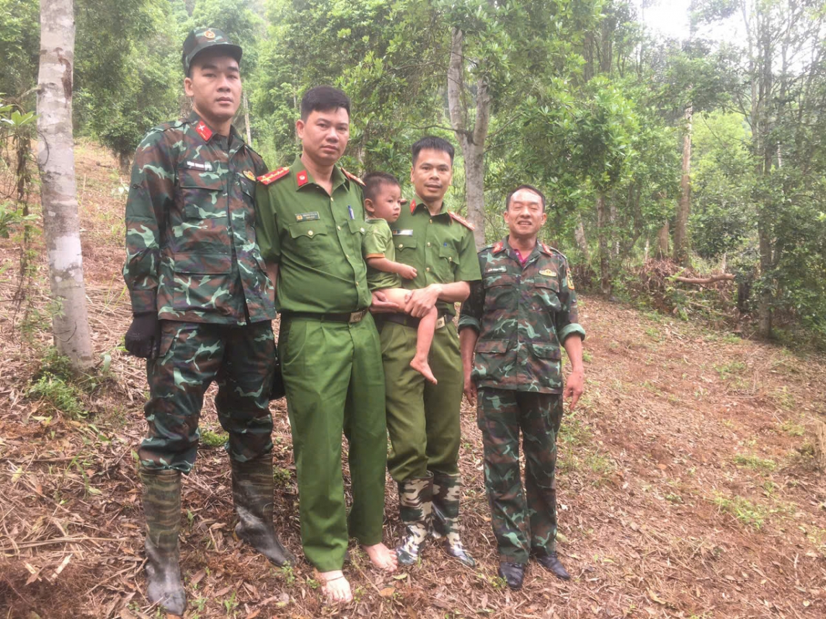 xuyen dem tim kiem, kip thoi dua be trai mat tich ve voi gia dinh tai thai nguyen hinh anh 1