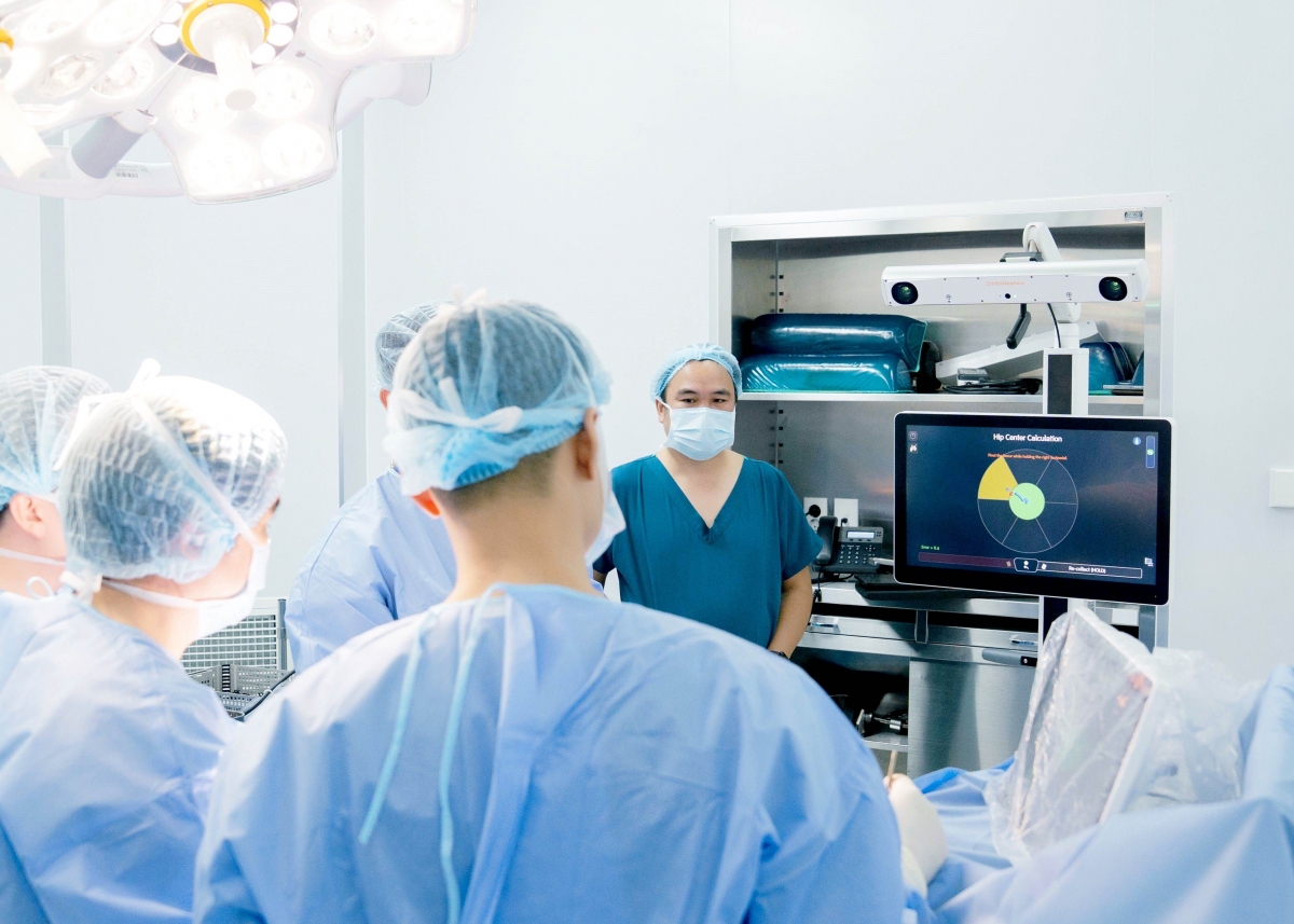  hoi sinh doi chan nho phau thuat bang robot ai tai vinmec nha trang hinh anh 1