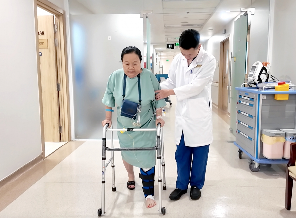  hoi sinh doi chan nho phau thuat bang robot ai tai vinmec nha trang hinh anh 2