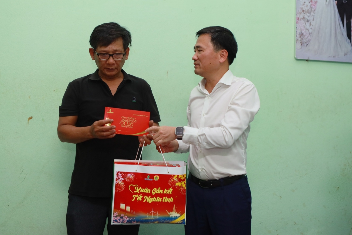 hanh trinh tiep them tet am cua petrovietnam noi oan minh do bao lu mien trung hinh anh 3