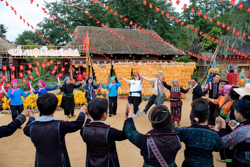 sun world fansipan legend khai mac le hoi hoa hong 2026 - ban giao huong hoa hong hinh anh 5