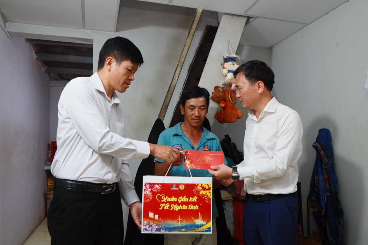 hanh trinh tiep them tet am cua petrovietnam noi oan minh do bao lu mien trung hinh anh 5