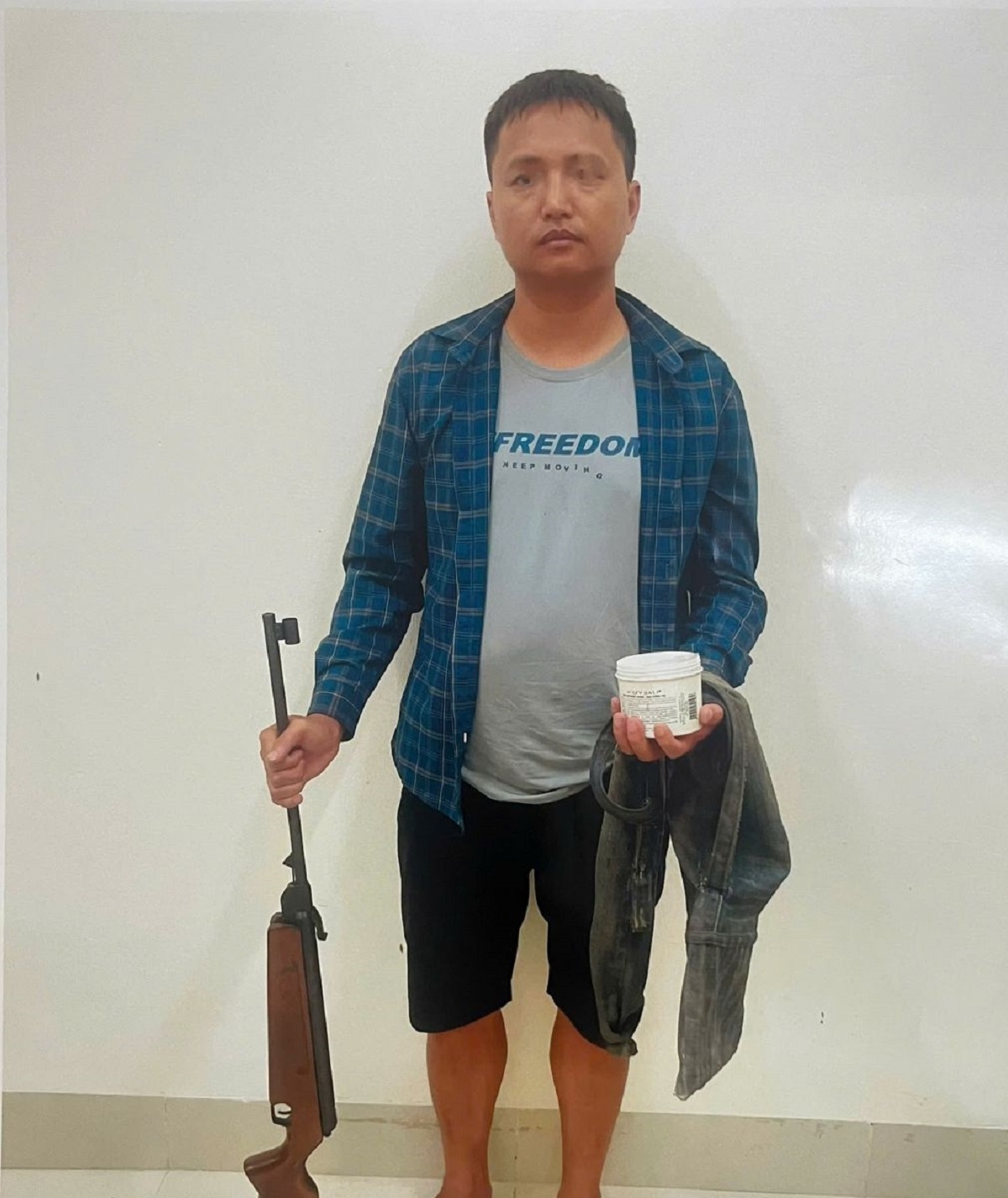 khoi to bi can doi voi doi tuong tang tru trai phep vu khi quan dung o ninh binh hinh anh 1