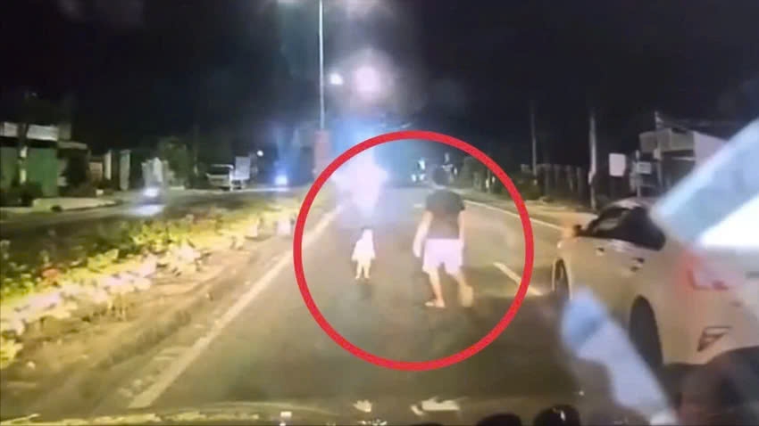 khoanh khac tai xe chan xe giua duong, cuu be gai di lac trong dem o tp.hcm hinh anh 1