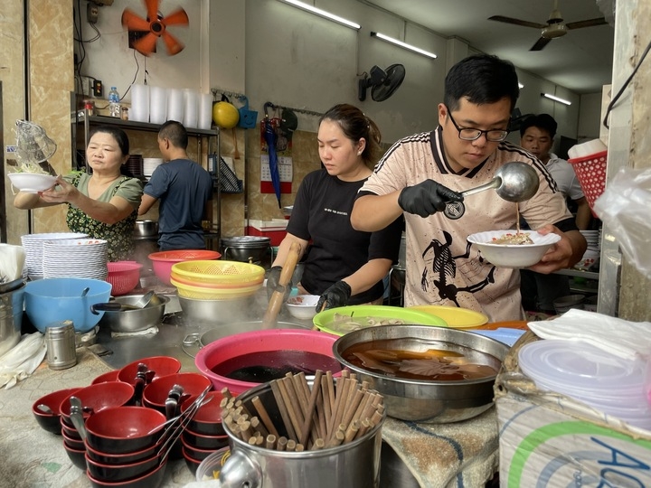 Dia com, to pho, ly ca phe len muc gia moi, gan 60 hang quan thua nhan tang gia hinh anh 3