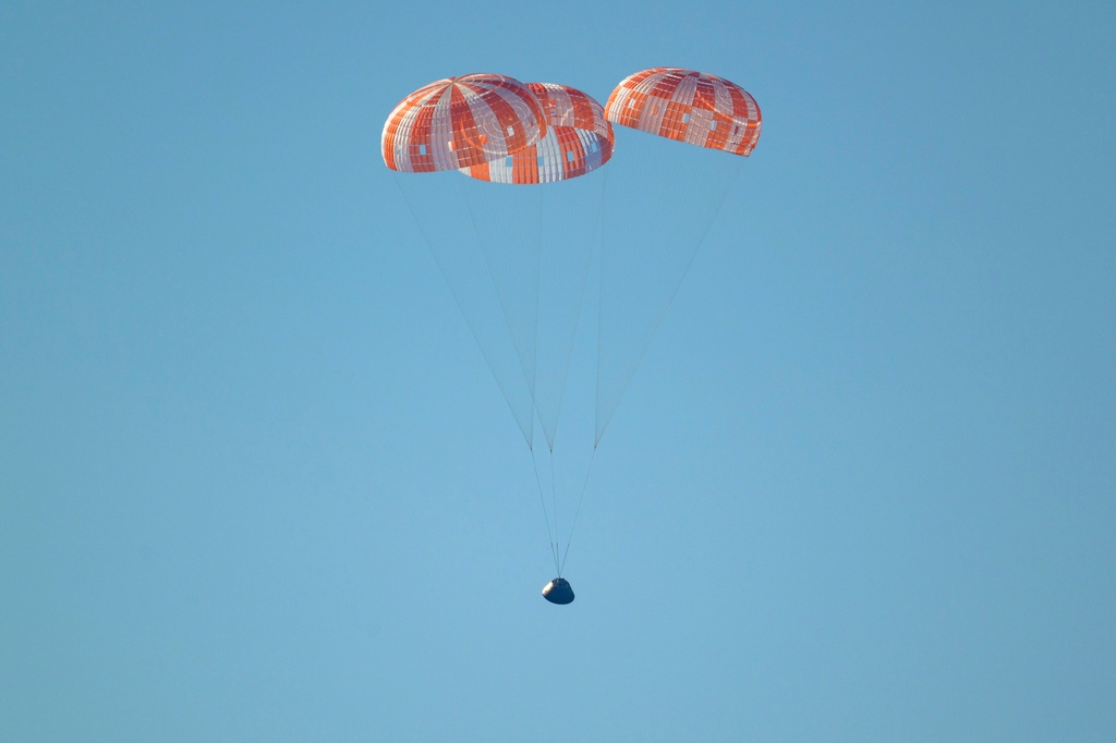 nguoi my do ra bai bien coronado cho don phi hanh doan artemis ii tro ve trai Dat hinh anh 7