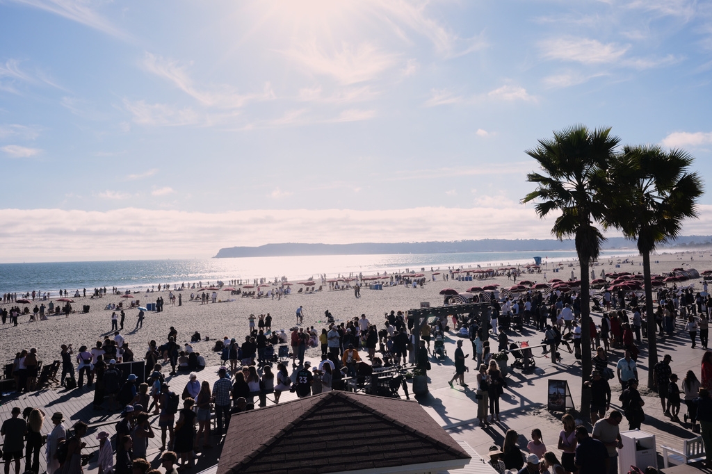 nguoi my do ra bai bien coronado cho don phi hanh doan artemis ii tro ve trai Dat hinh anh 1