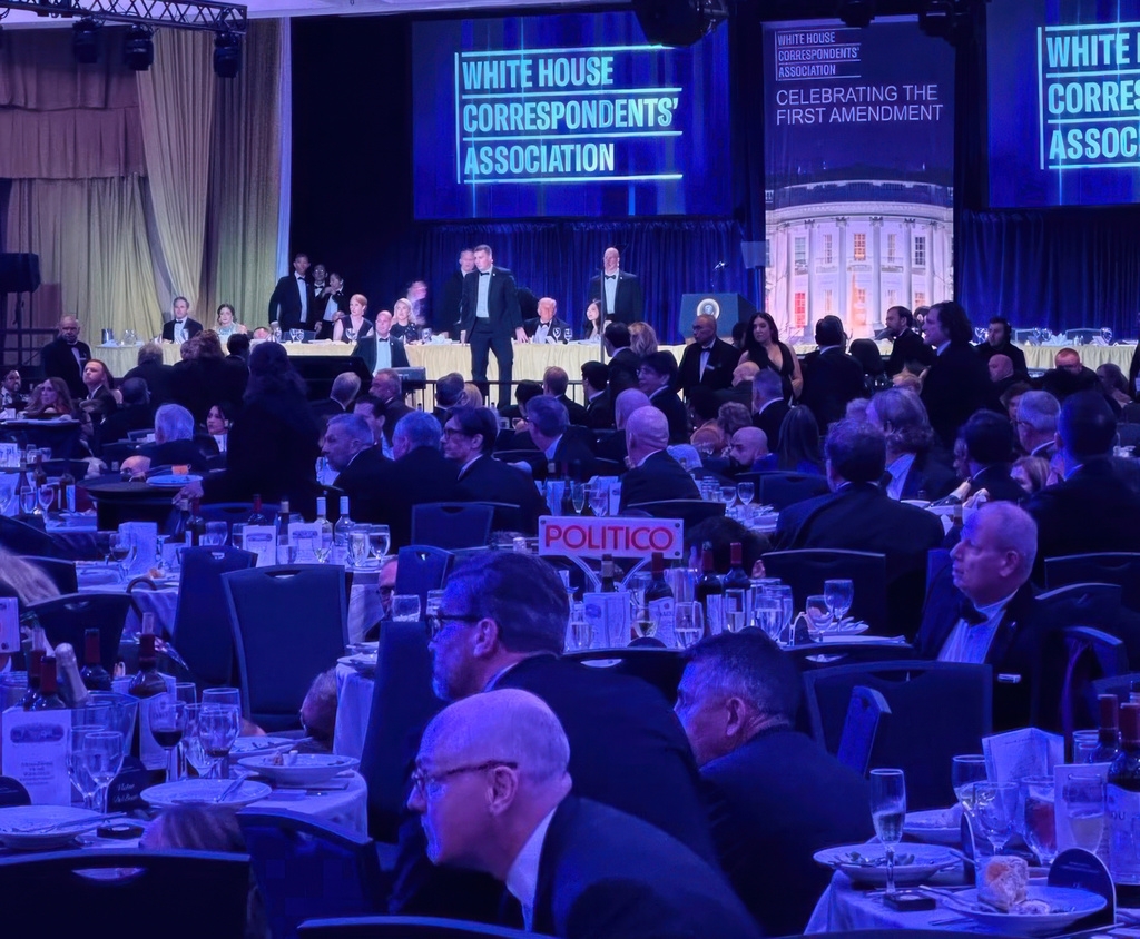 toan canh vu no sung o tiec bao gioi nha trang noi ong trump tham du hinh anh 1