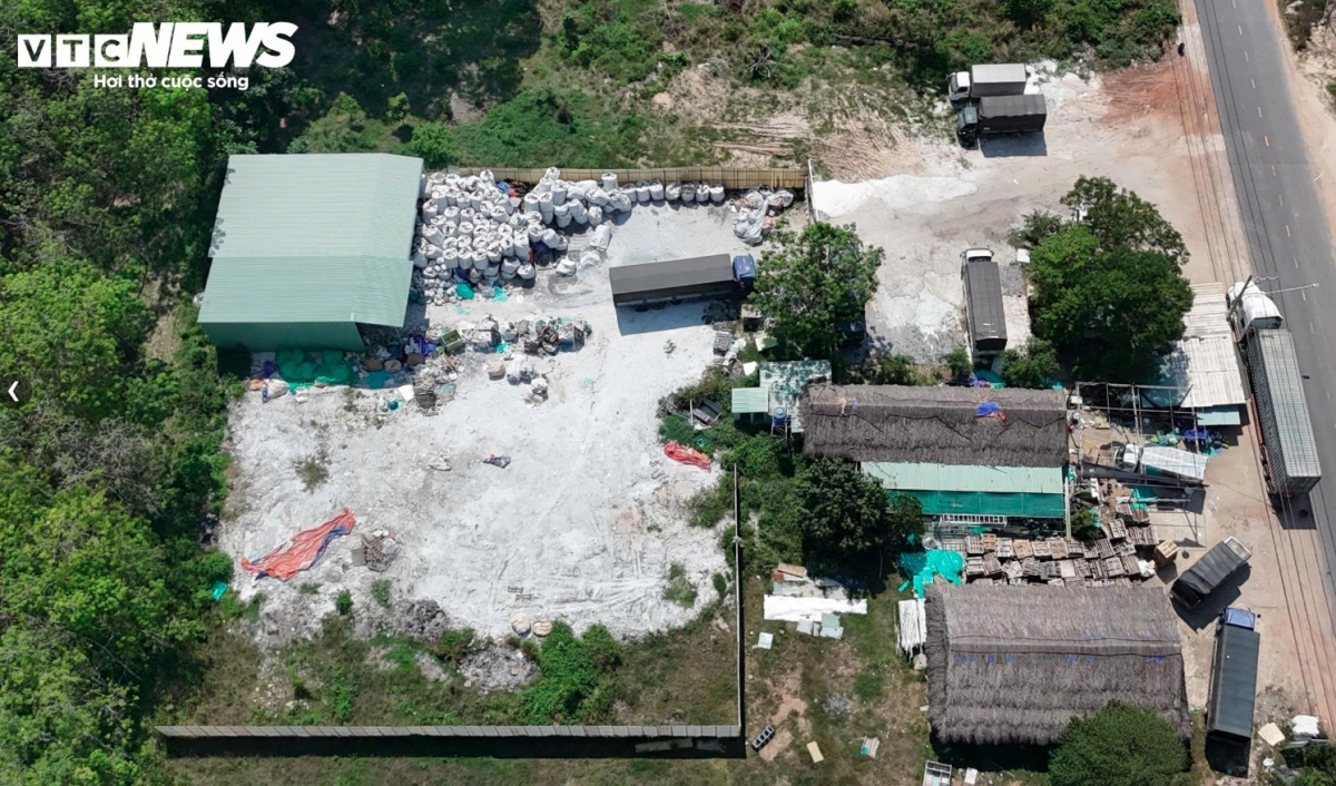 bat ba trum cam dau duong day chon lap hon 20.000 tan chat thai hinh anh 2