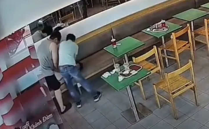 nam bac si ep tim giua quan ca phe cuu nguoi dan ong dot ngot ngung tim hinh anh 1