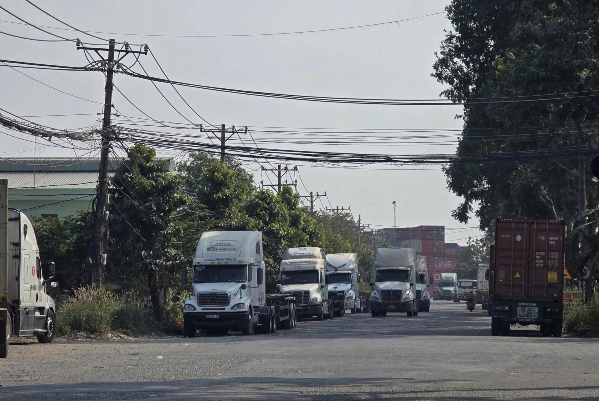 thieu bai dau xe quanh khu vuc cang, un tac giao thong gia tang hinh anh 1