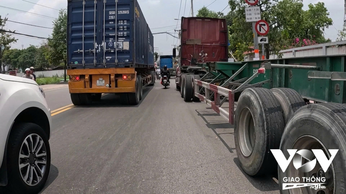 thieu bai dau xe quanh khu vuc cang, un tac giao thong gia tang hinh anh 3