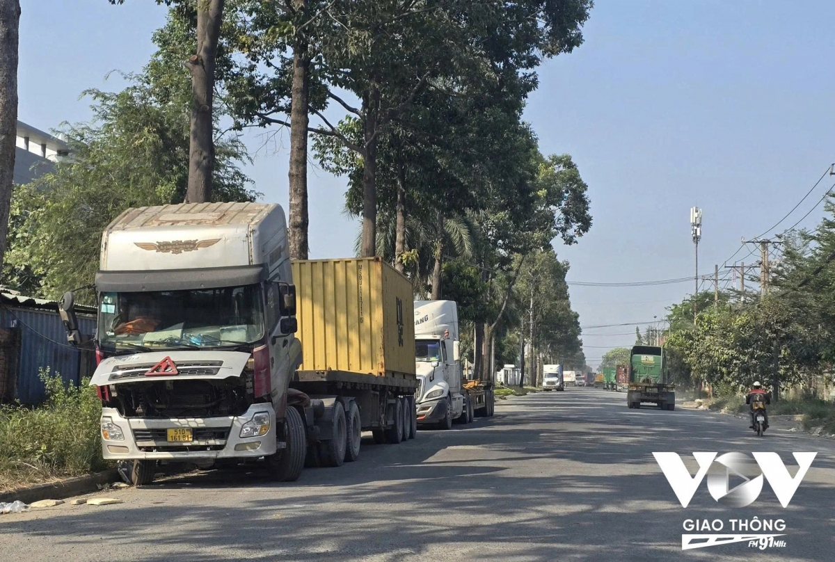 thieu bai dau xe quanh khu vuc cang, un tac giao thong gia tang hinh anh 4