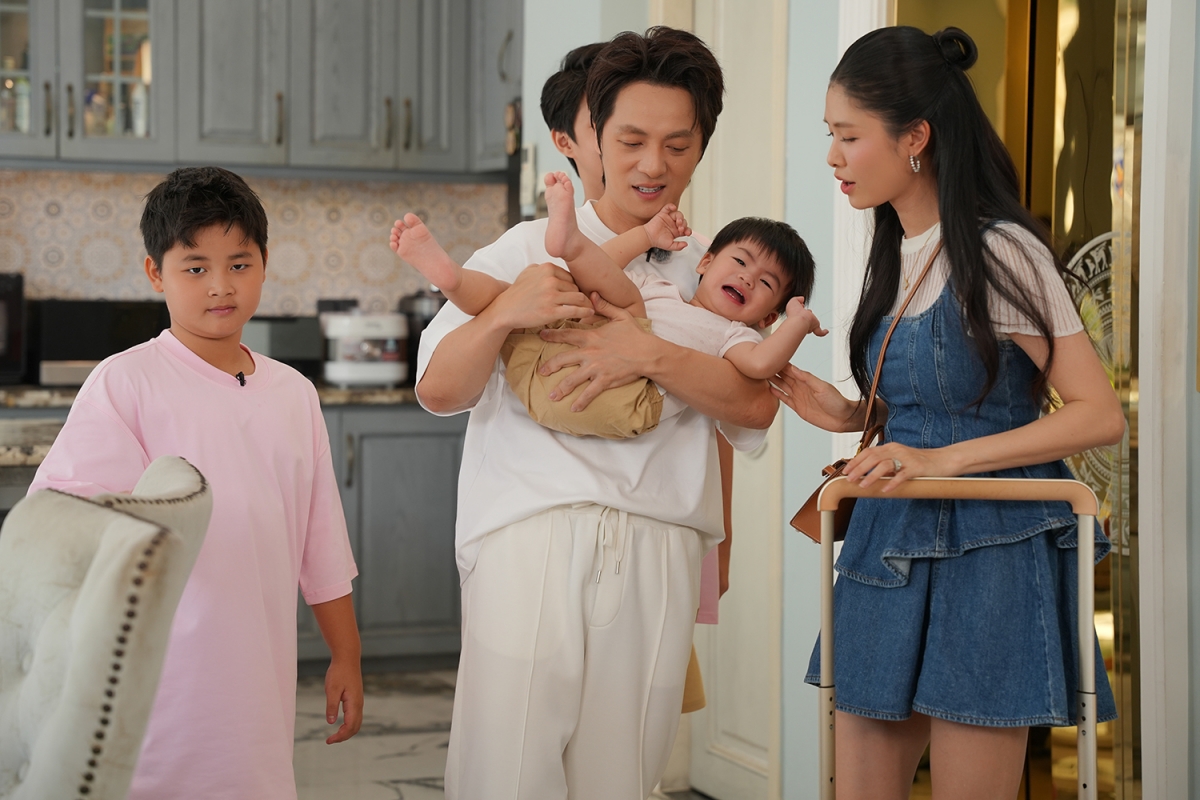 mot minh cham 3 con khi vo vang nha, Dang khoi xoay xo ra sao hinh anh 2