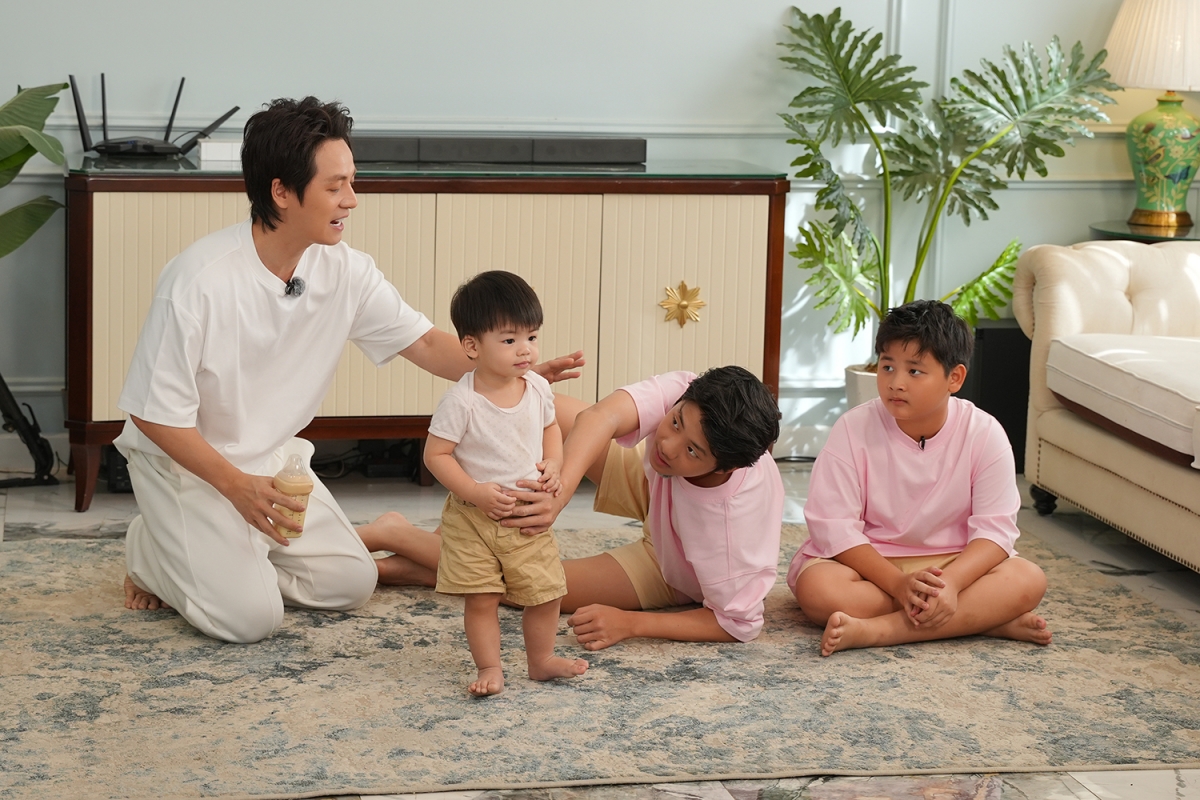 mot minh cham 3 con khi vo vang nha, Dang khoi xoay xo ra sao hinh anh 1