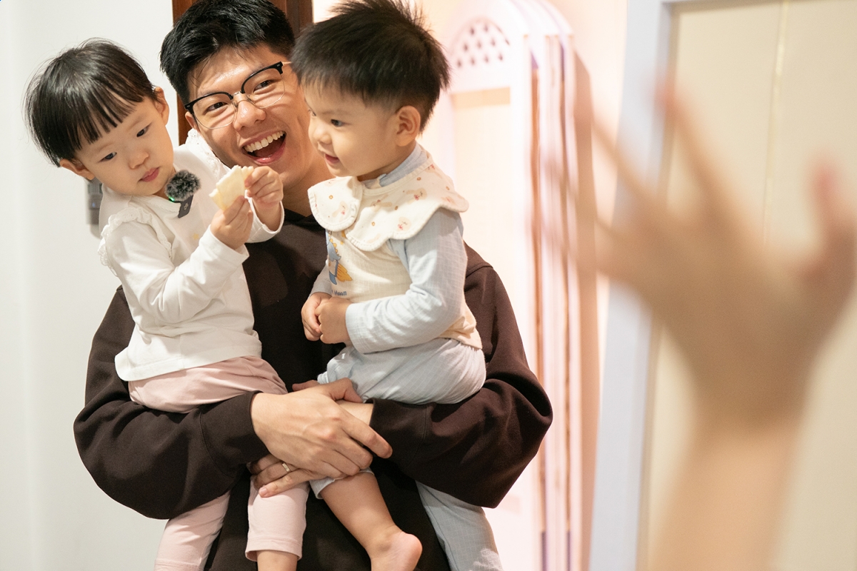 mot minh cham 3 con khi vo vang nha, Dang khoi xoay xo ra sao hinh anh 3