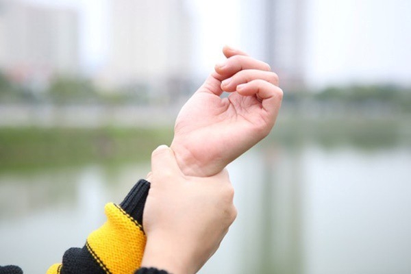 ban tay xuat hien dau hieu nay, coi chung co the dang keu cuu lai it duoc chu y hinh anh 1