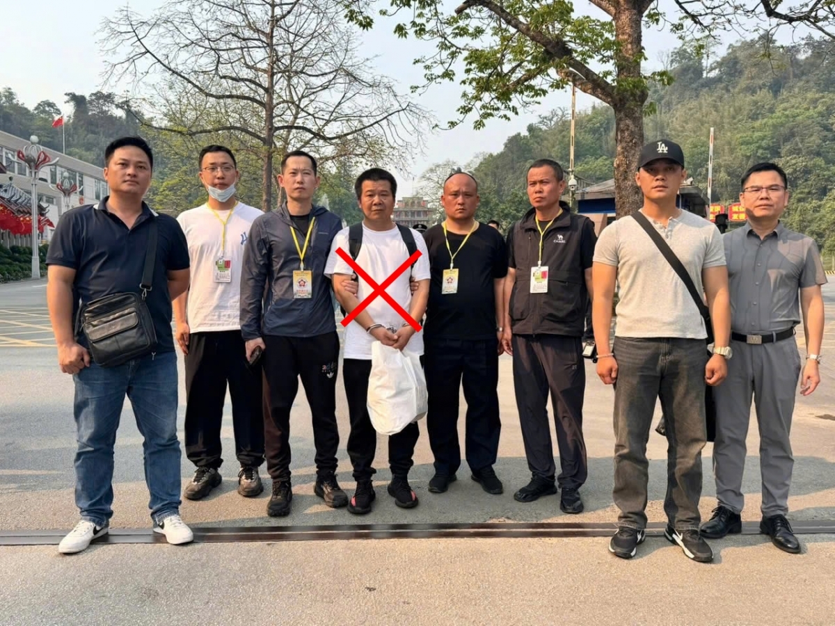 chuyen giao doi tuong truy na nguoi trung quoc cho cong an nuoc ban hinh anh 2