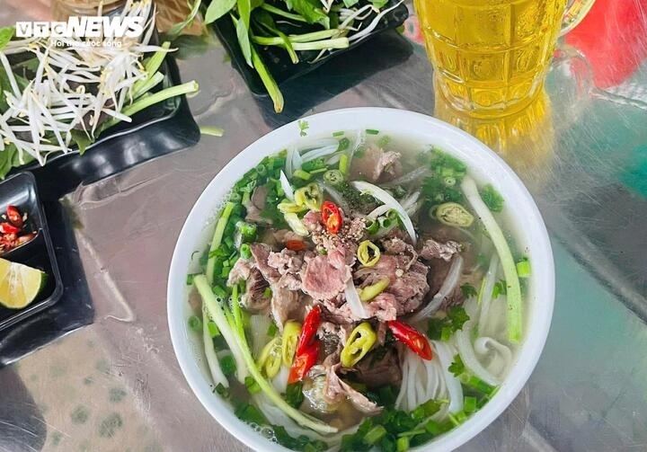 An pho buoi sang nhung dung uong can nuoc pho, bac si chi ly do hinh anh 1