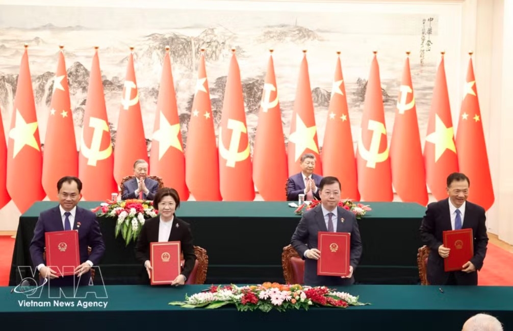 top vietnamese, chinese leaders witness signing of numerous cooperation documents picture 1