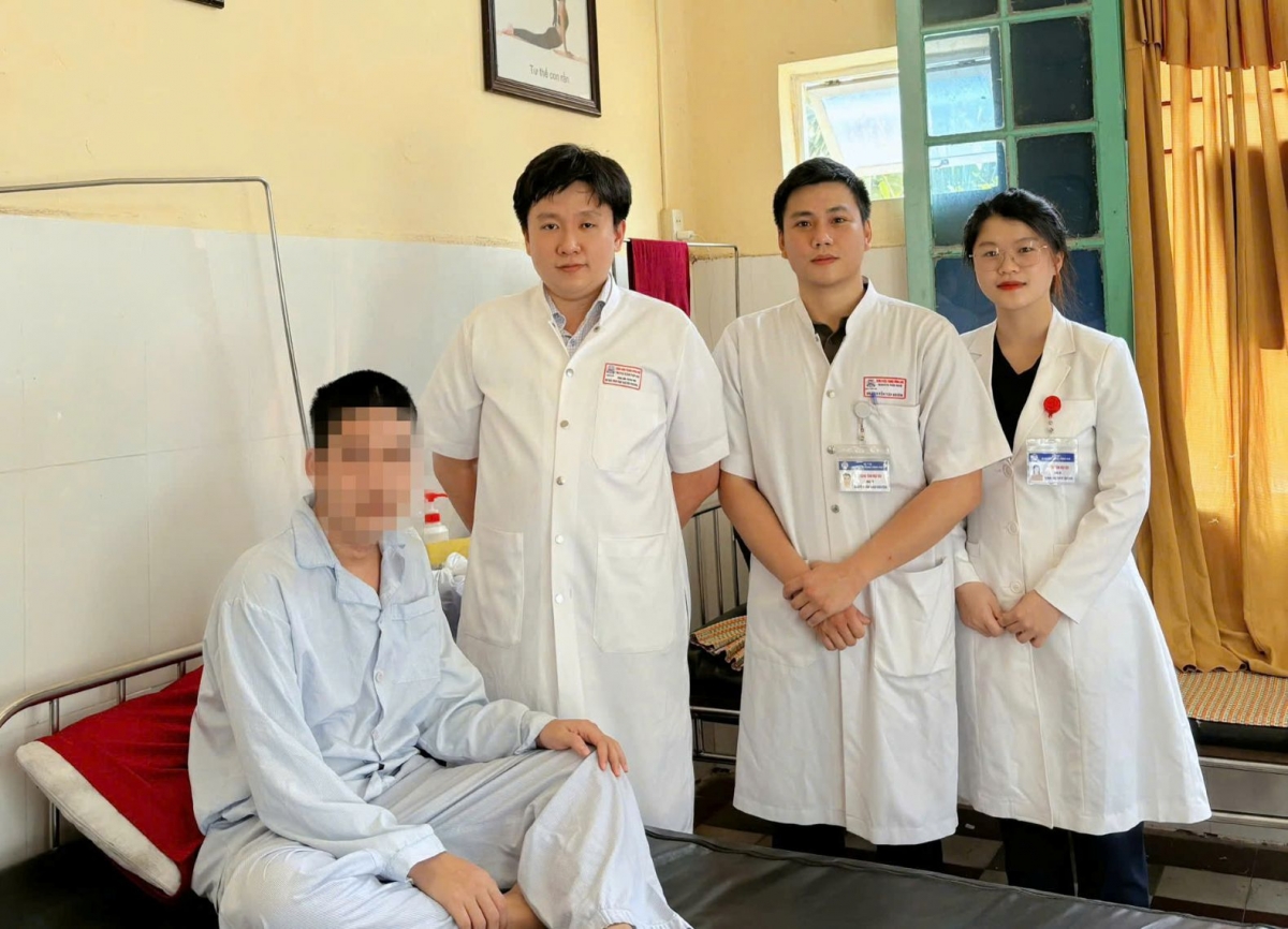 cuu benh nhan nuot cung luc 3 ban chai danh rang dai gan 20cm hinh anh 2