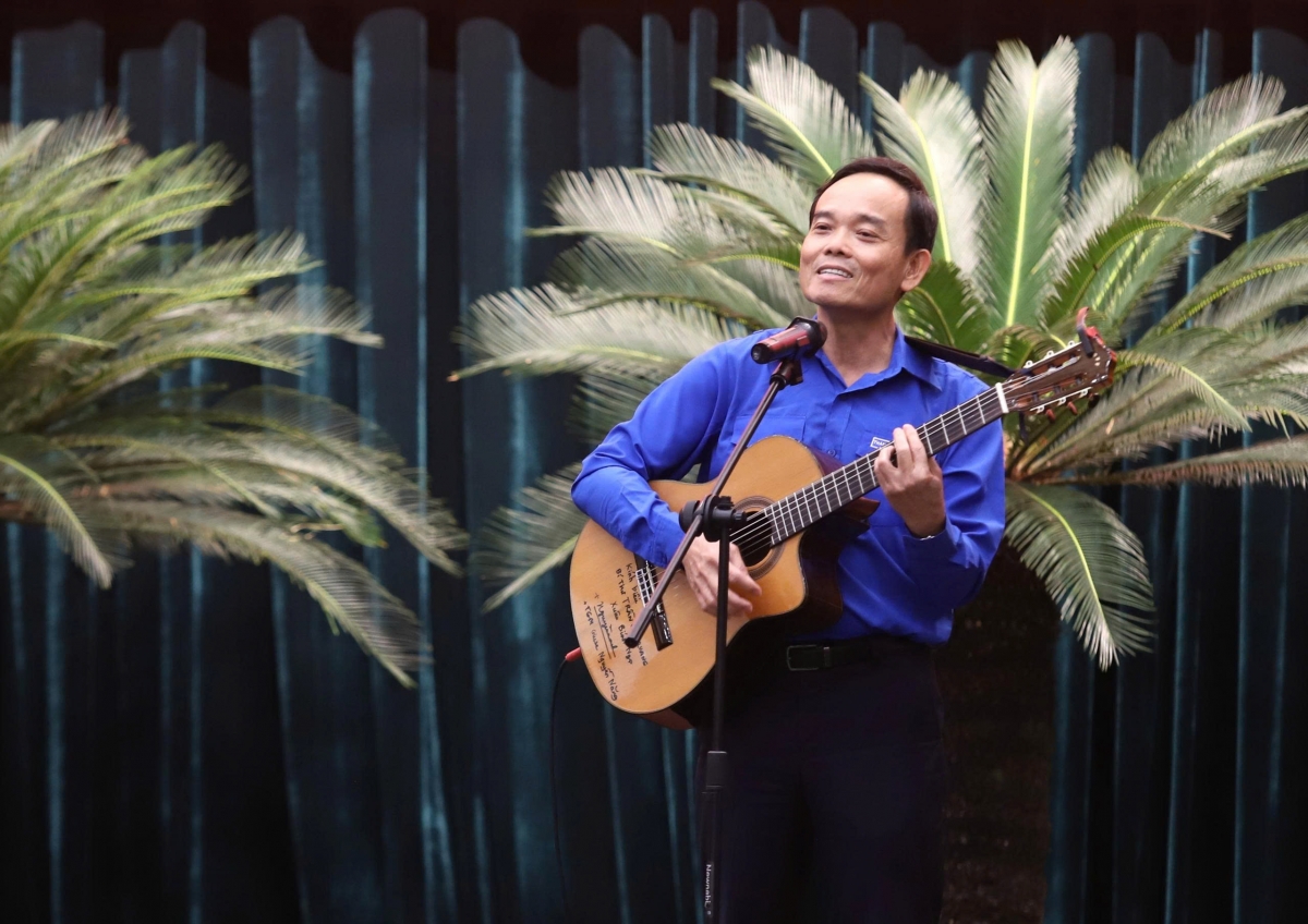 Bí thư Thành uỷ TP.HCM đàn hát trong buổi gặp gỡ với thanh niên