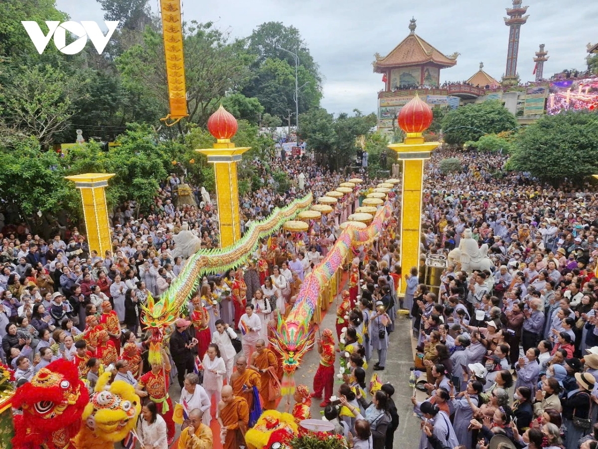 cam xe tai luu thong duong tran Dai nghia - le van hien phuc vu le hoi quan the Am hinh anh 2