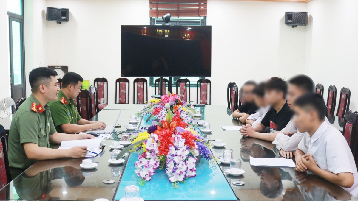 boc go nhieu nhom quai xe nhi len mang cau view, mang hung khi gay nao loan pho hinh anh 1