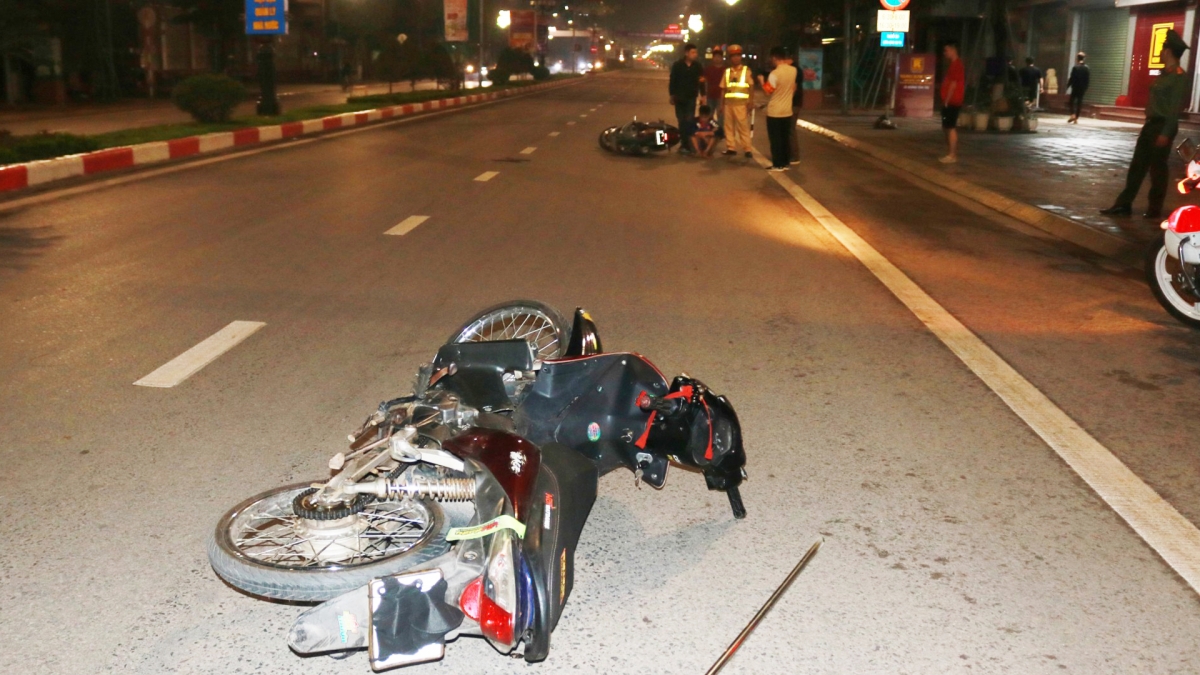 boc go nhieu nhom quai xe nhi len mang cau view, mang hung khi gay nao loan pho hinh anh 2