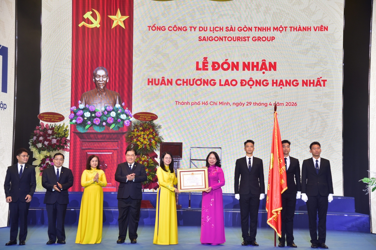 Phó Chủ tịch nước trao Huân chương Lao động hạng Nhất cho Saigontourist