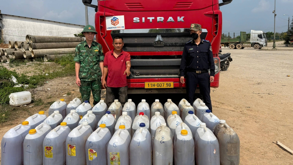 giau gan 900 lit dau duoi gam ro-mooc, cho qua bien gioi ban kiem loi hinh anh 1