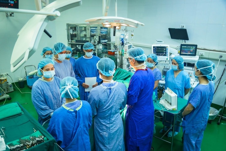 Tiễn biệt cô gái người Anh hiến tạng: Bạn đến như lữ khách, rời đi như người hùng