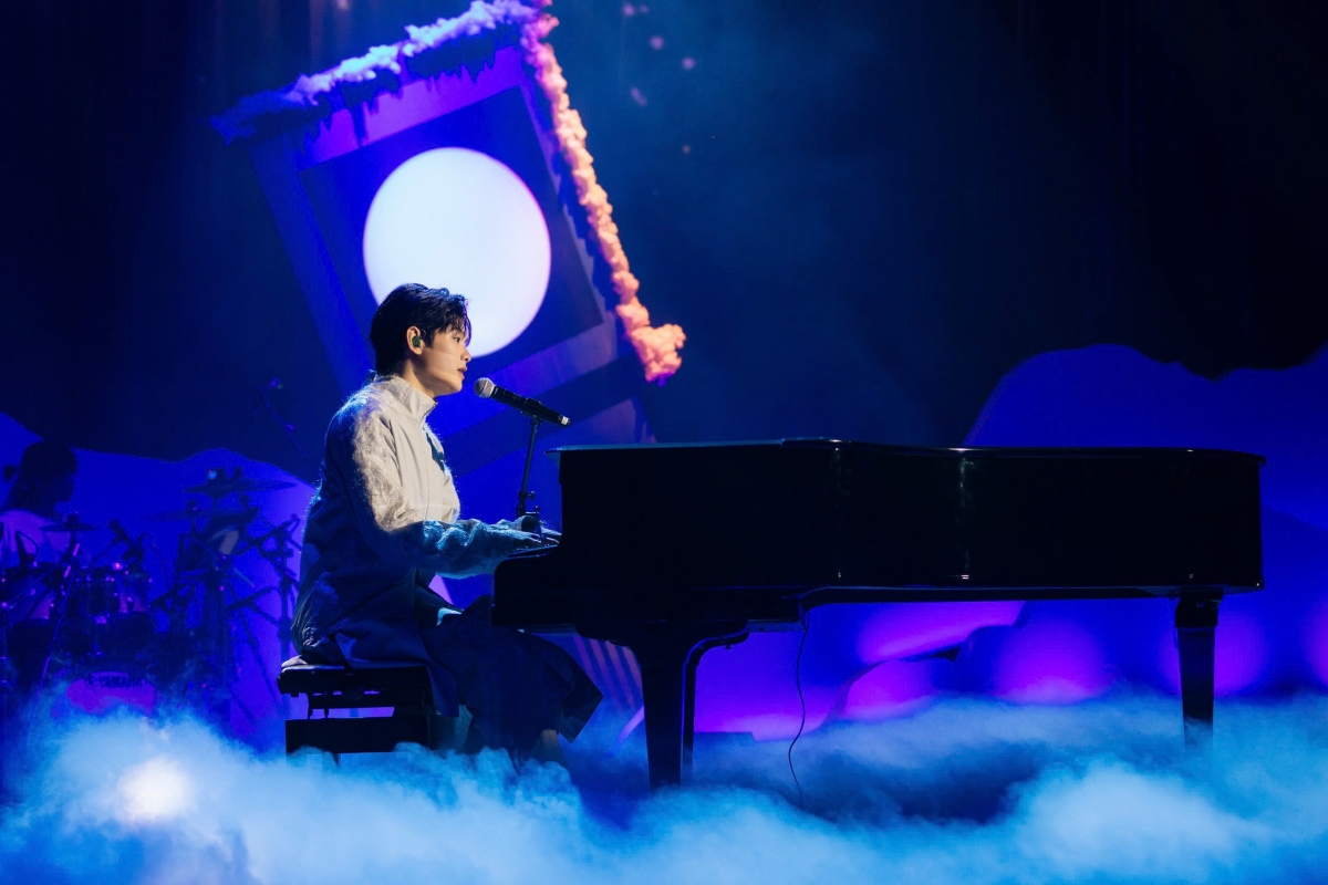 buitruonglinh o lai den nua dem chup anh cung fan sau concert ha noi hinh anh 2