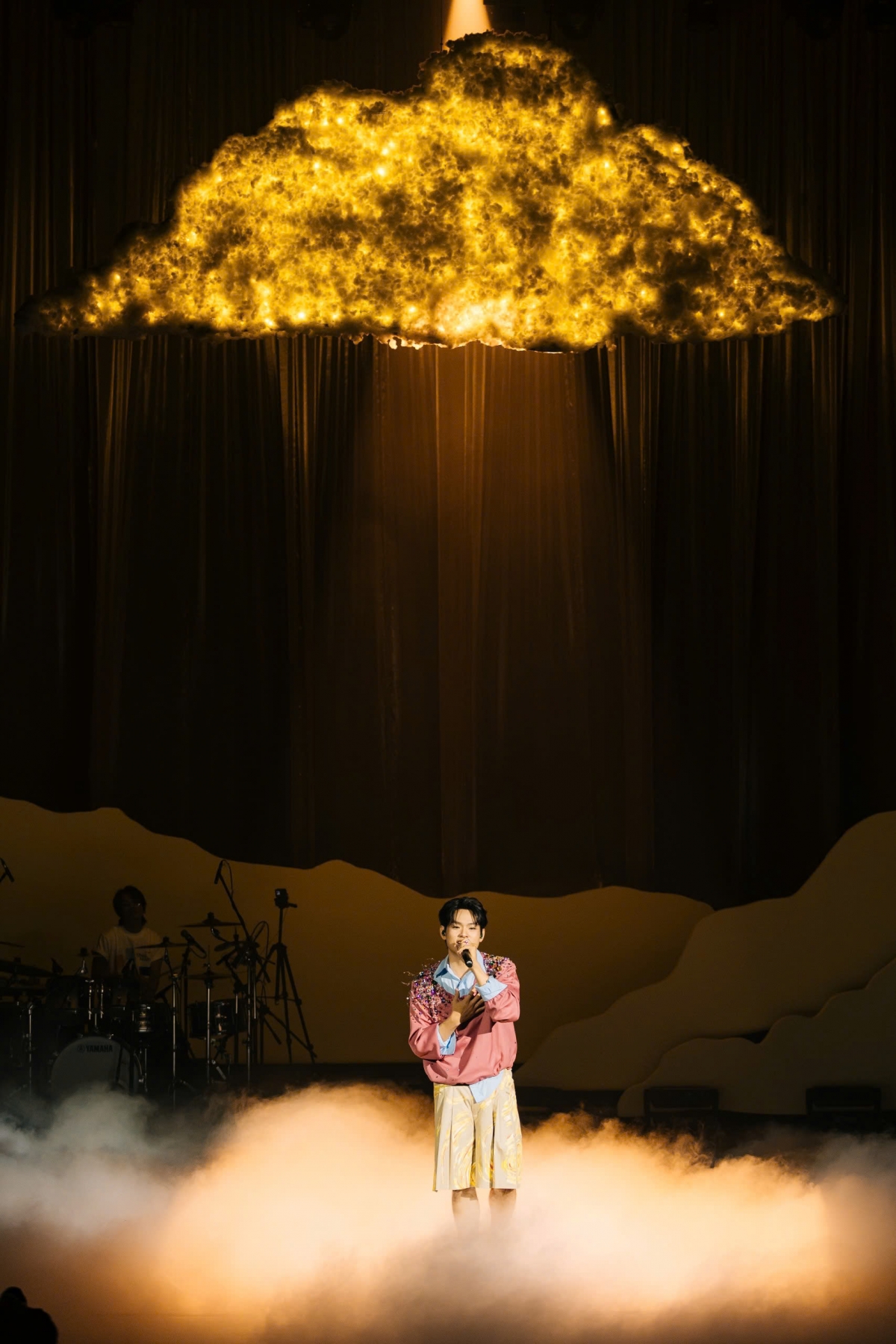 buitruonglinh o lai den nua dem chup anh cung fan sau concert ha noi hinh anh 1