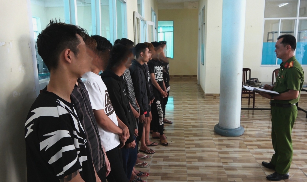 khoi to 11 doi tuong gay roi trat tu cong cong hinh anh 1