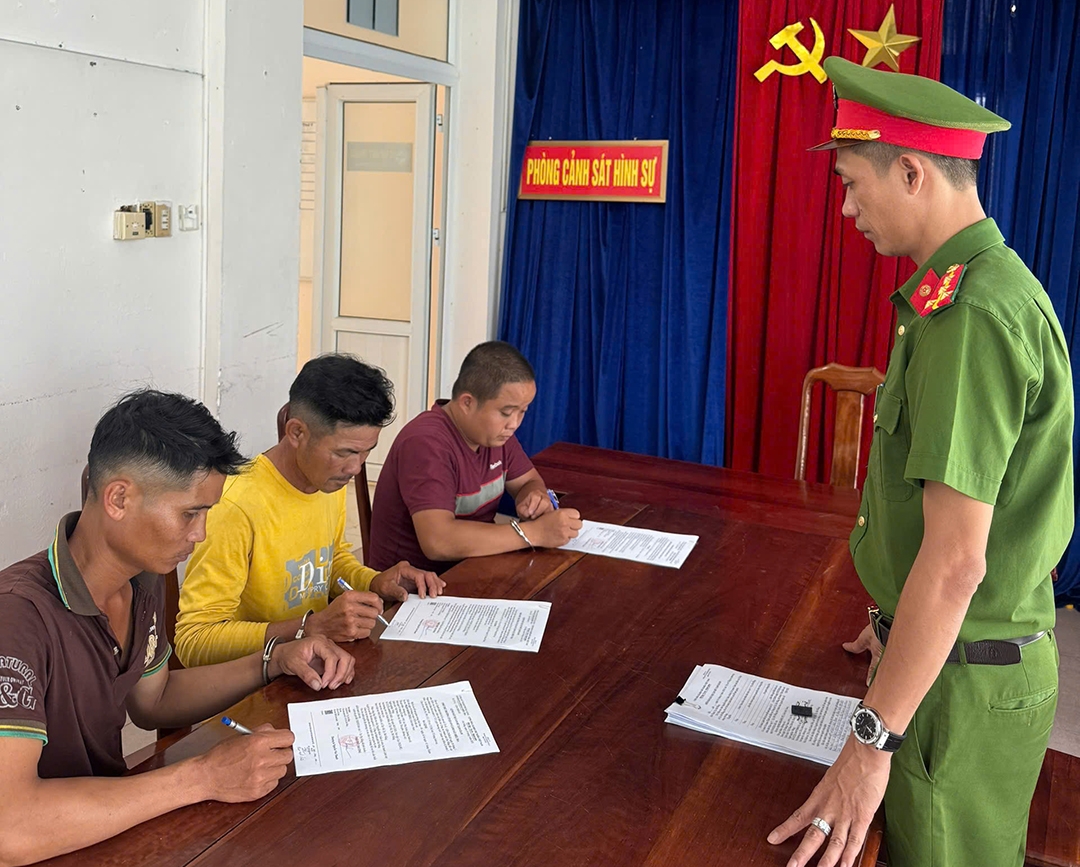 chi vi mau thuan nho, 3 nguoi danh 1 nguoi bi lun so nao hinh anh 1