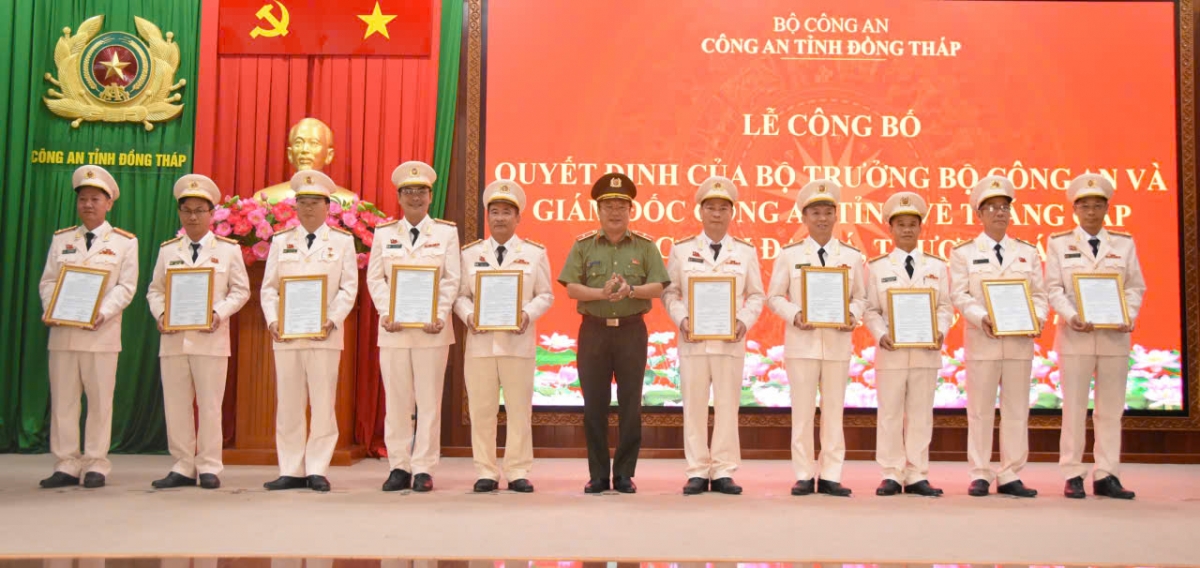 140 sĩ quan công an Đồng Tháp được thăng cấp quân hàm