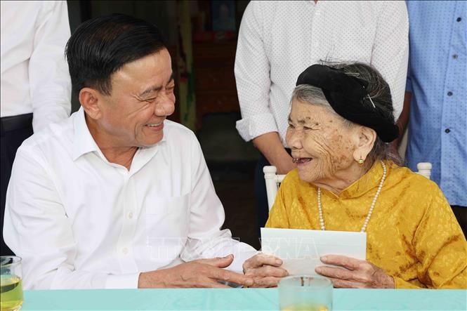 thuong truc ban bi thu dang huong tuong niem chu tich ho chi minh tai nghe an hinh anh 5