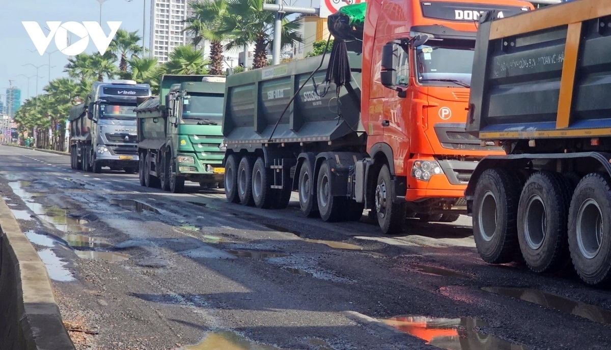 cam xe tai luu thong duong tran Dai nghia - le van hien phuc vu le hoi quan the Am hinh anh 1