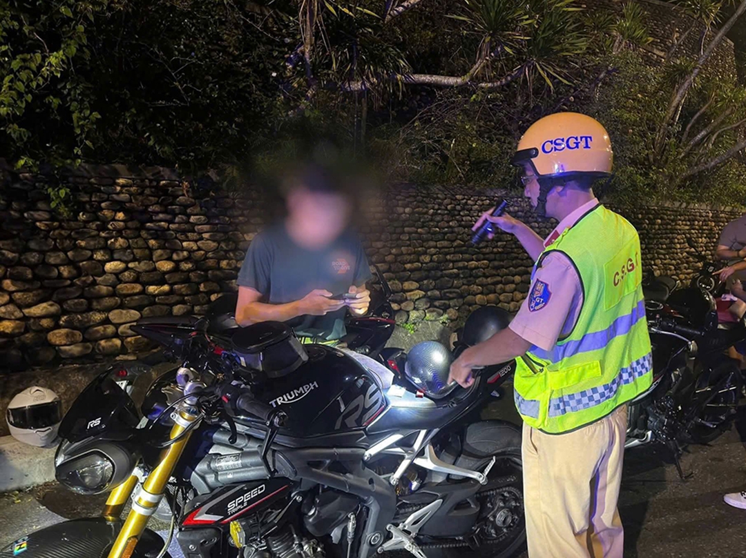 Xử lý nghiêm người nước ngoài đi xe máy vi phạm pháp luật về an toàn giao thông