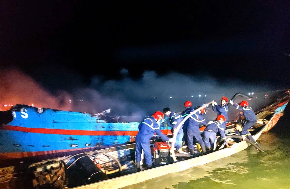 tau ca chay rui trong dem hinh anh 3