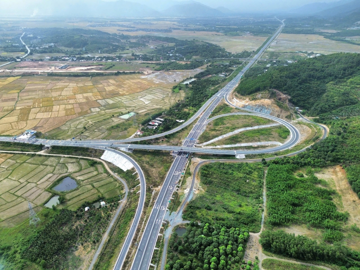 chu tich ubnd tinh khanh hoa yeu cau cam ket tien do, tranh dang ky giu dat hinh anh 1